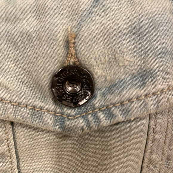 **LIKE NEW** GUESS Acid Wash Embroidered Jean Dillon Jacket. Size S. - Picture 8 of 8